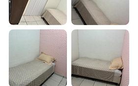Quarto rosa em frente moradia unicamp